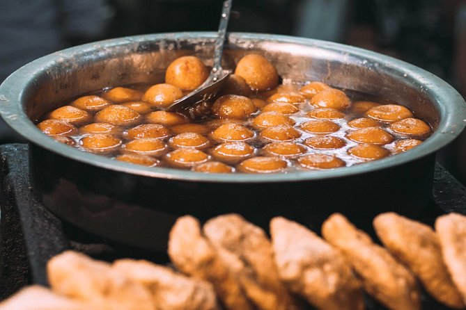 Food Walk tour of Old & New Delhi with a local guide - Where you’ll meet and how you’ll travel like locals