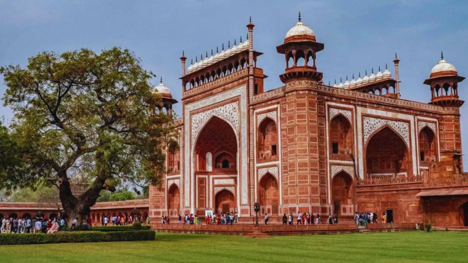 From Delhi: Old and New Delhi Sightseeing Tour with Guide - Humayun’s Tomb: a calmer stop that adds meaning