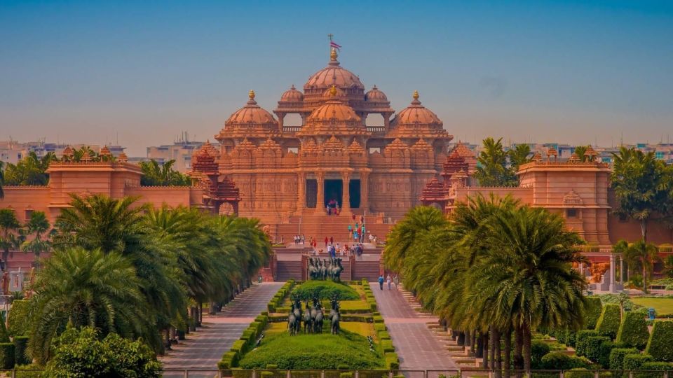 From Delhi: Old and New Delhi Sightseeing Tour with Guide - India Gate and the Parliament area: New Delhi’s ceremonial geometry