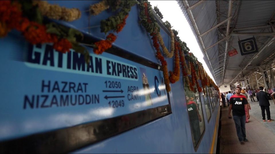 From Delhi: Taj Mahal & Agra City Tour By Gatiman Train - Agra Fort: red sandstone power with white-marble contrast