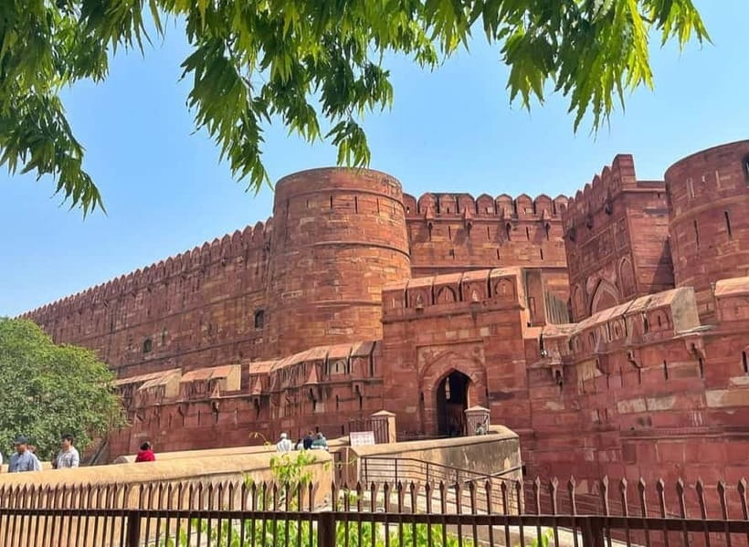 From Delhi: Taj Mahal & Agra Day Tour by Superfast Train - Agra Arrival and Meeting Your Guide (How the Day Flows)