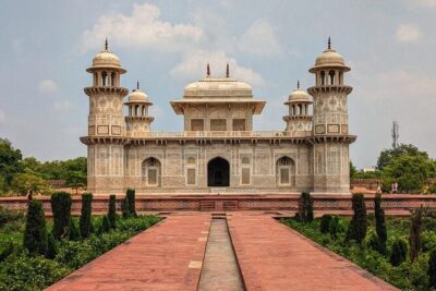 From delhi:(Vip entry)All Inclusive Taj Mahal & Red Fort day trip - Private AC Car Comfort: The Unsung Hero of the Trip