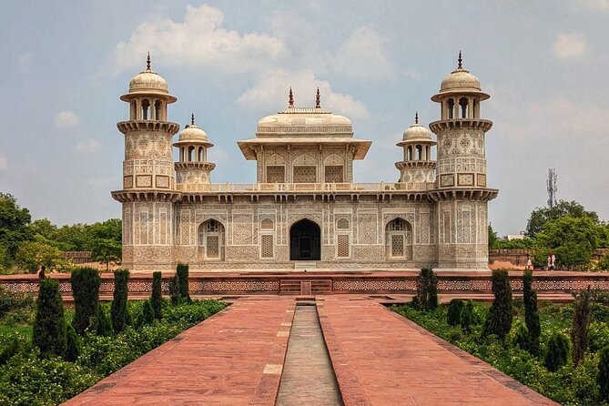 From delhi:(Vip entry)All Inclusive Taj Mahal & Red Fort day trip - Private AC Car Comfort: The Unsung Hero of the Trip