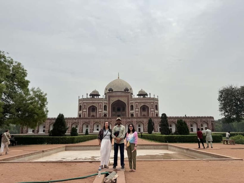 From New Delhi Airport : Guided Layover Old & New Delhi Tour - Lunch Stop and Bangla Sahib: Two Different Views of Delhi’s Faith
