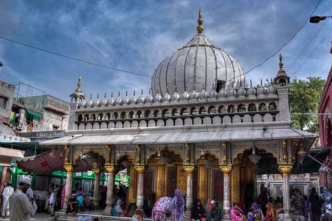 Half-Day Trip of Delhi's Temples & Spiritual Sites - Pracheen Hanuman Mandir (Connaught Place): quick darshan, big urban energy