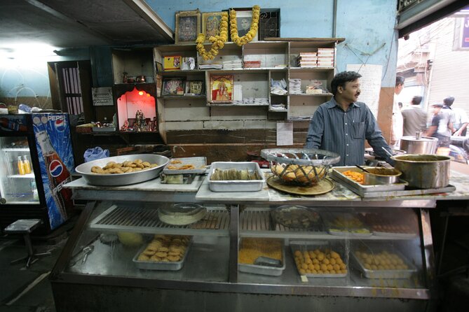 Haveli's Heritage Walk | Sights & Sounds of Old Delhi [Private] - Chandni Chowk at a walkable pace: Pasar Chandni Chowk and the market rhythm