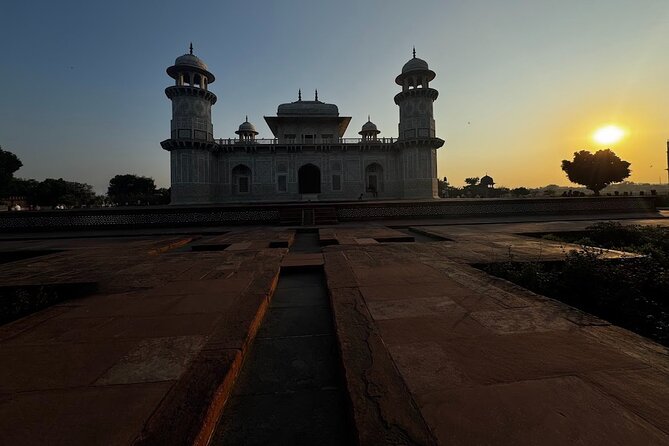 Luxury Taj Mahal Tour By SUPERFAST Train From Delhi - Entering the Taj Mahal with a guide and a plan