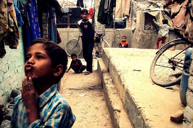 Moral Slum Tour in Delhi with hotel pickup & drop - The guide matters: how Victor and Dolly shape the experience