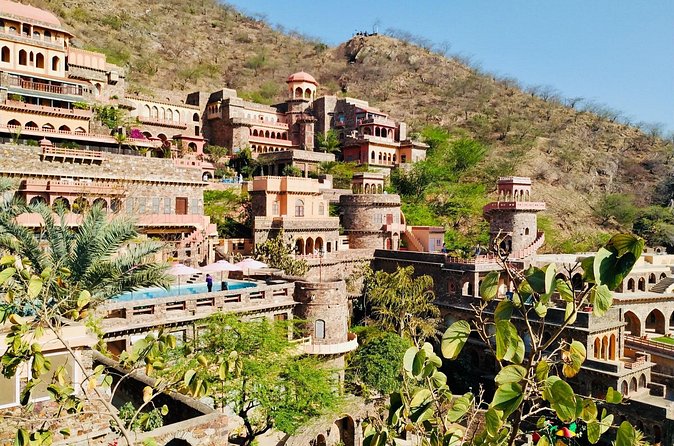 Neemrana Fort visit with Lunch From Delhi - Climbing the fortress palace: 14 tiers and what day visitors can access
