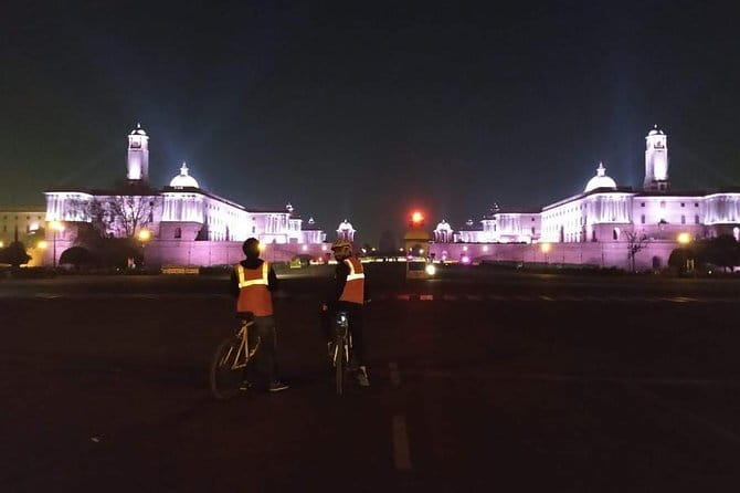 New Delhi Bicycle Tour - India Gate: your orientation stop with World War I context