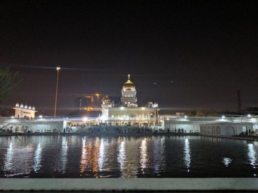 New Delhi: Local Evening Tour with Indian Street Food - Gurudwara Bangla Sahib: Quiet Contrast in the Middle of the City