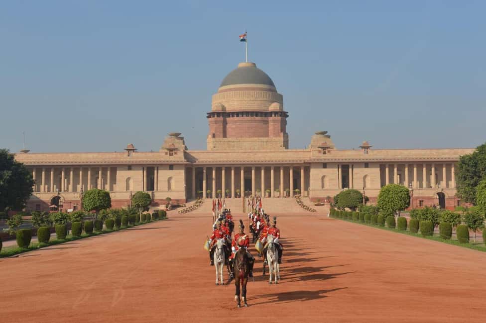 New Delhi: Local Evening Tour with Indian Street Food - Lodhi Gardens: A Breather When the Evening Has Steam