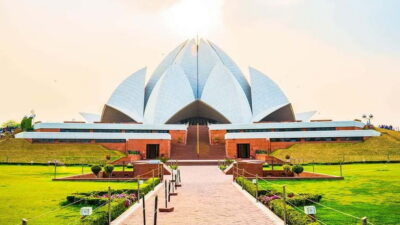 New Delhi & Old Delhi Private Guided Tour For 4-8 Hours - Lotus Temple: free, multi-faith, and sometimes line-driven