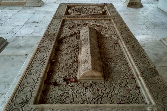 Nizamuddin Tour - Hazrat Nizamuddin Auliya: the stop that anchors the whole tour