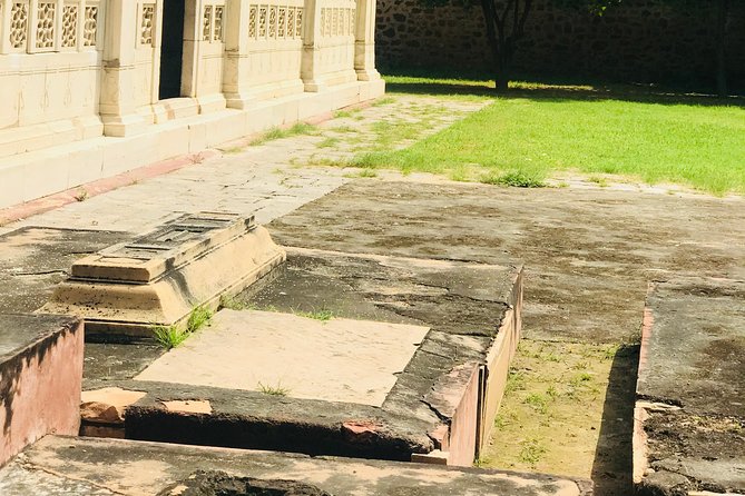 Nizamuddin Tour - Mosques, narrow lanes, and the itr perfume market: the everyday side of Nizamuddin