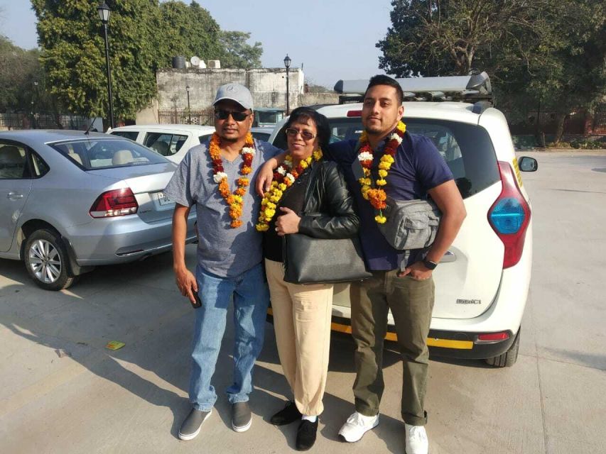 Old and New Delhi: 8-Hour Private City Tour - India Gate to Gurudwara Bangla Sahib to Raj Ghat