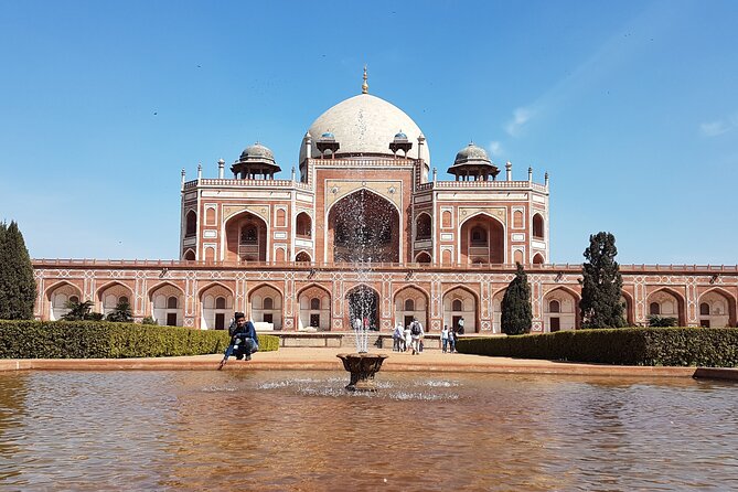 Old and New Delhi City tour - Qutub Minar’s height and Lotus Temple’s calm finish