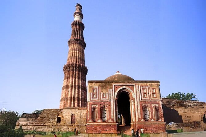 Old & New Delhi City Private Tour - Half Day or Full Day Options - Jama Masjid: The Largest Mosque, With a Courtyard Built for Looking