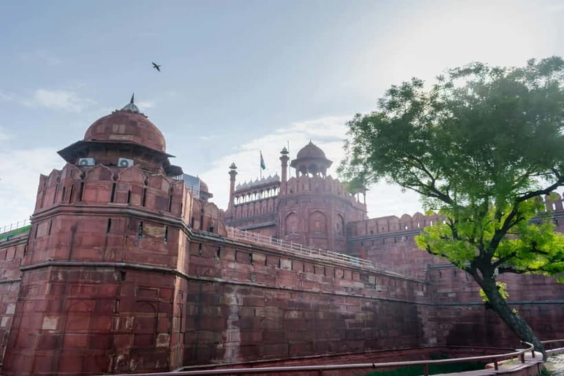 Old & New Delhi Private Tour with Slum Visit - Qutub Minar: UNESCO carvings and a 73-meter presence