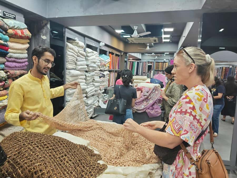 Old & New Delhi Shopping Tour with Female Consultant - Chandni Chowk to Khari Baoli: The Old Delhi Shopping Run-Through