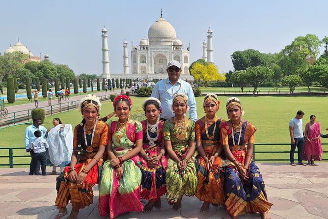 Old & New Delhi Tour : Monuments , Rickshaw Ride & Local Heritage - India Gate and Rashtrapati Bhavan: Big Symbols, Short Stops