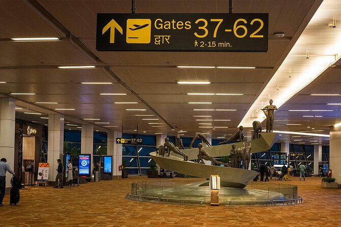 Private Arrivals From New Delhi Airport - What the local guide does on the way to your accommodation