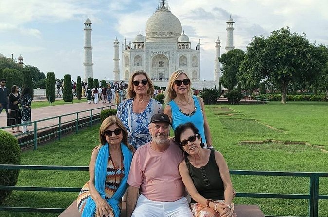 Private Day Tour to Taj Mahal and Agra fort from Delhi - Private guide value: how context changes both sites