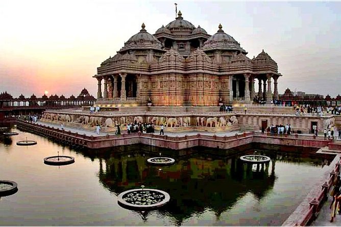 Private Evening Tour of Akshardham Temple with Musical Fountain Show - Akshardham at 5 pm: why evening timing works