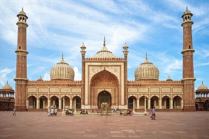 Private New Delhi & Old Delhi Half-day Tours - Gurudwara Bangla Sahib and the langar-style communal feel