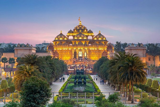 Private Old and New Delhi City Best of Tour in 7 Hours - The comfort setup: air-conditioned car, water, umbrellas, and a guide