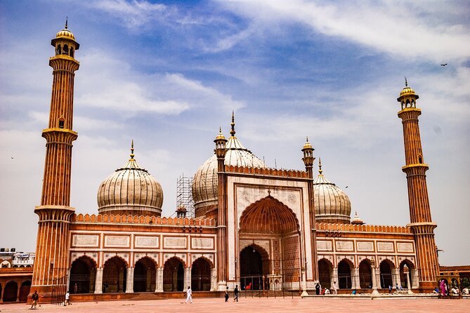 Private Old & New Delhi Sightseeing Day Tour - Qutub Minar: seeing the vertical masterpiece up close