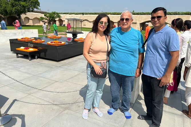 Private Old & New Delhi Tour - Experience the best of Delhi in 8 hours! - Gurudwara Bangla Sahib: A Free Start and a Calm Counterpoint