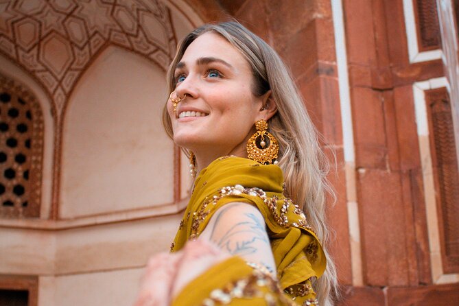 Private Photoshoot with a Local Photographer - Stop 1: Qutub Minar Photos That Start Strong