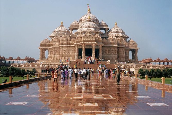 Private Spiritual Tour: Akshardham Temple, Lotus Temple & ISKCON in South Delhi - Lotus Temple: white marble, quiet breath, no rush