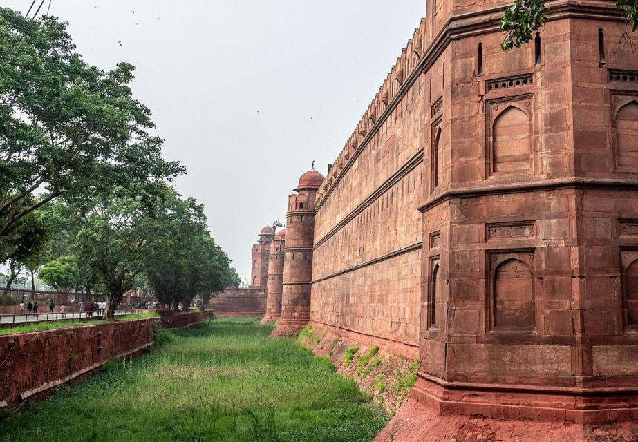 Red Fort Skip-the-Line E-tickets & guide Delhi transfers - Guided storytelling in English or Hindi: what you gain with a live guide