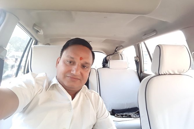 Round Trip Delhi Airport Transfers – Arrival & Departure Both - The Ride Itself: Air-Conditioned Comfort and Water Bottles