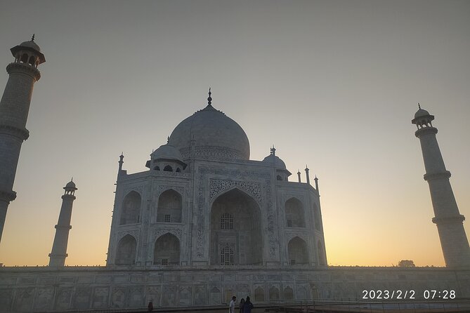 Same Day Taj Mahal and Agra Fort tour from New Delhi - Lunch stop and the local handicrafts window