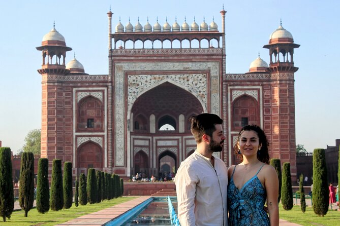 Skip-The-Line Taj Mahal Guided Tour with Flexible Options - Entering the Taj Mahal with a guide (and optional skip-the-line)