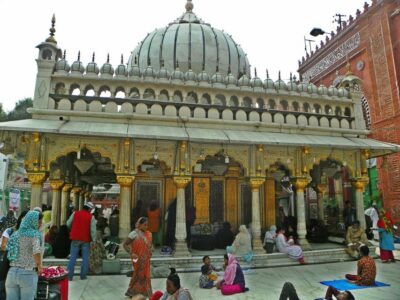 South Delhi: 3.5-Hour Private Bike Tour with Masala Dosa - Hazrat Nizamuddin Dargah: Sufi roots and Mughal echoes