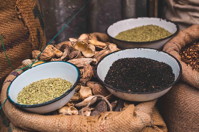 Spice Market & Old Delhi Highlights: Guided 3-Hour Tour - Walking to Jama Masjid: lanes, scale, and a big historical anchor
