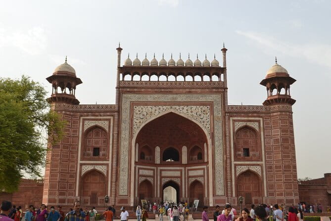 Taj Mahal Private Day Tour From Delhi with Transportation - Guide Languages and Local Explanation: The Real Value Add