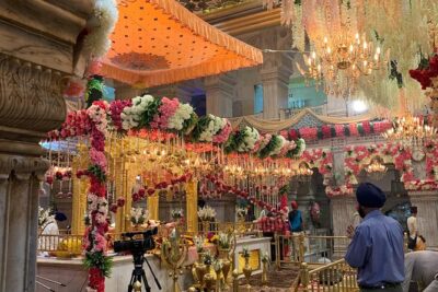 Temple Tour-where you Eat, Learn how to Pray and Love. - Gurudwara Sis Ganj Sahib: beauty first, then the story you don’t forget