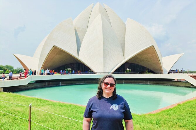 Top Sites of Delhi: Full Day Tour by Private Car - Gurudwara Bangla Sahib: Sikh Temple and the Free Community Kitchen