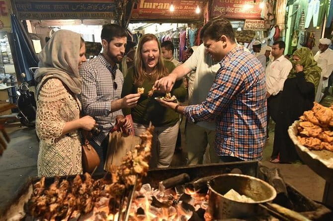 Tour a Nueva y Vieja Delhi Con Guía en Idioma Español - Old Delhi: rickshaw ride, spice market, and sacred architecture