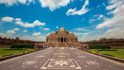 Tour To Swaminarayan Akshardham Guide & Delhi Transfers - Entering Swaminarayan Akshardham Temple After Pickup